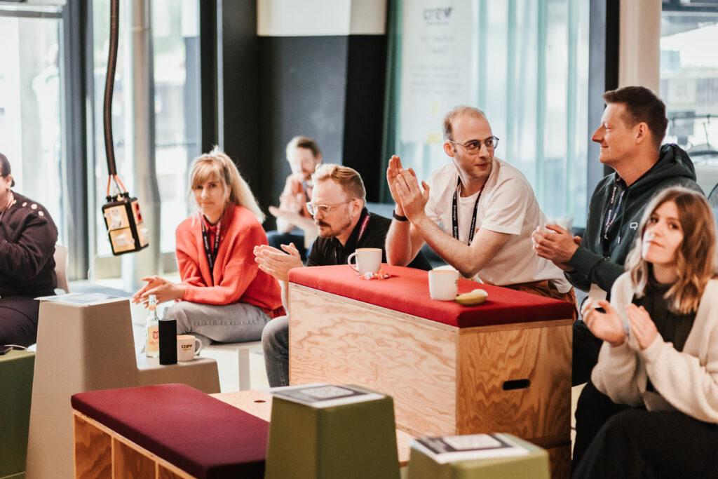 Ein Bild von einer Gruppe von Menschen auf dem UX Camp Bremen die während einer Session miteinander diskutieren.