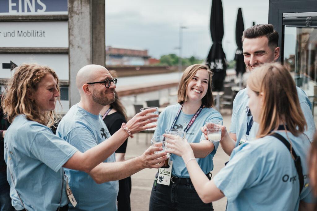 Das Orga-Team feiert ein gelungenes UX Camp auf der Buffkaje mit einem kühlen Drink.